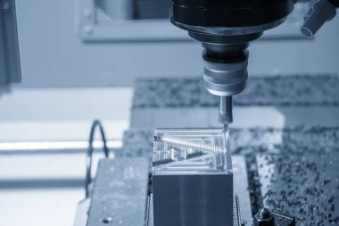 CNC değirmen makinesi açık mavi sahnede indekslenebilir araçlarla küf parçalarını kaba bir şekilde kesiyor. Kalıplar ve ölüm üretim süreci, son değirmen araçları ile makine merkezi tarafından.