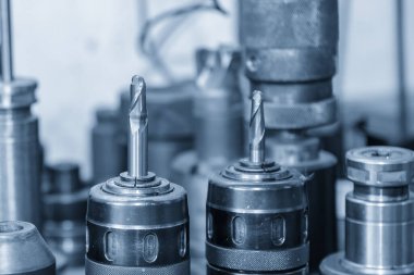 Yakın çekim sahnesi. Kullanılmış Cutter End Mill alet sahnesi. Açık mavi sahnede makine merkezi için yıpranmış top burun değirmeni kesici.