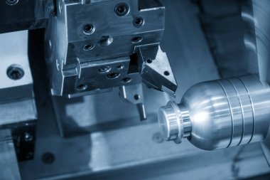 CNC Torna Makinesi, açık mavi sahnede metal şaft parçalarını kesiyor. CNC dönüşüm makinesinin yüksek teknolojili metal işlemesi .