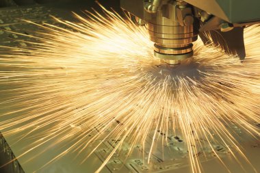 Fiber lazer kesme makinesi parlak ışıkla metal plakayı kesti. Lazer kesme makinesinin yüksek teknoloji metal üretim süreci.. 