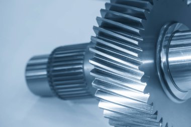Açık mavi sahnedeki yedek parçaları kapat. Otomotiv iletim sisteminin parçalarının soyut görüntüsü.