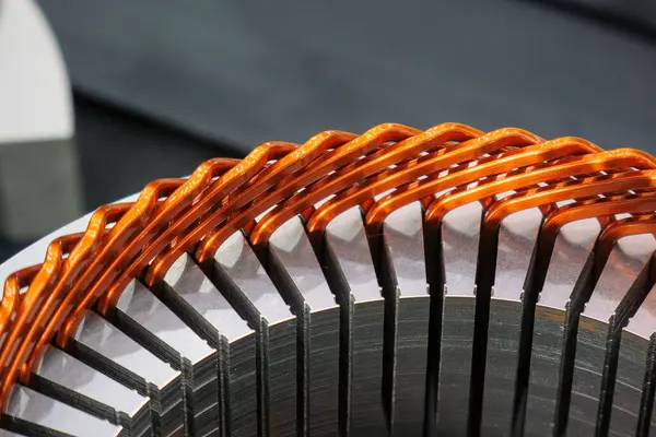 Sahneyi kapatın, bar yarası elektrikli araba motoru için stator parçaları. Elektrikli motor üretim süreci.