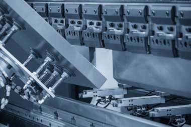 Yüksek teknoloji bükme makinesi açık mavi sahnede robotik sistemle çalışıyor. Otomatik sistem tarafından çalışan metal levha.