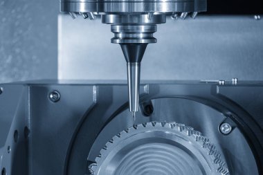 5 eksenli CNC değirmen makinesi açık mavi sahnede sert top burun değirmeni ile dişli kısmını kesiyor. Çok eksenli CNC değirmenciliği ile yüksek teknoloji otomotiv parçası üretim süreci.