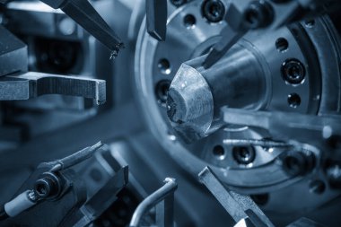 Açık mavi sahnede tel bobini yay yapma makinesini kapatın. Mekanik parça üretim konsepti.