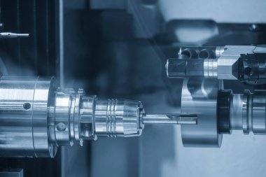 Açık mavi sahnede CNC aracı yeniden öğütme makinesi. Otomatik makinenin kesme aracı üretim süreci.