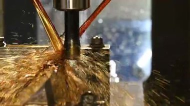 Pan sahnesi CNC değirmen makinası kaba bir şekilde küf parçalarını yağ soğutma metoduyla kesiyor. CNC makine merkezi tarafından üretilen kalıp ve ölüm süreci.