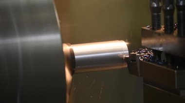 Torna makinesi metal şaft parçalarını kesmiş. Makineyi döndürerek metal işleme süreci.