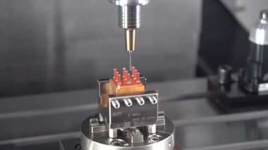 CNC değirmen makinesi bakır elektrot kısmını sert bir top burun değirmeni aletiyle kesiyor. CNC değirmenciliğin yüksek hassasiyetli EDM parça üretim süreci.