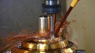 CNC değirmen makinesi, kabuk küf parçalarını sıvı soğutucu metoduyla kesmeyi bitirdi. CNC makine merkezi tarafından üretilen kalıp ve ölüm süreci.