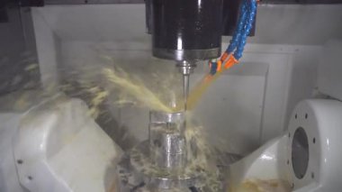 Sahneyi yakınlaştırın. 5 eksenli CNC değirmen makinesi yağ soğutma metoduyla küf kısmını sert top değirmeni aracıyla kesiyor. CNC fabrikasından yüksek teknolojili otomotiv parça üretim süreci.