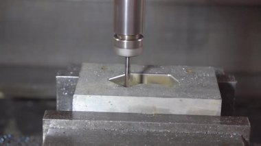 CNC değirmen makinesi, sert top burun değirmeni ile küf parçası kesiyor. Kalıplar, sert top burun değirmeni ile makine merkezinden kesme işlemi yapıyor..