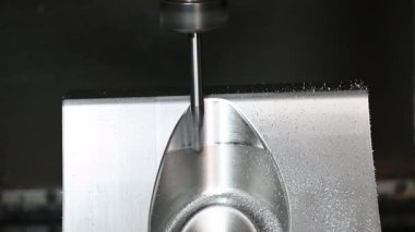CNC değirmen makinesi, basının can damarlarını sert bir top burun değirmeni aracıyla kesiyor. Yüksek hassasiyetli parçalar makine merkezinden kesiliyor.