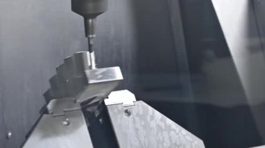 Pan sahnesi. 5 eksenli CNC değirmen makinesi. Su türbini bıçağının ucunu sert top değirmeni aletiyle kesiyor. Çok eksenli CNC değirmen makinesinin yüksek teknolojili otomotiv parçası üretim süreci.