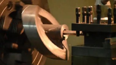 Ağır çekim sahnesi. Torna makinesinde dökme demir parçaları olan delik sıkıcı işlem. Dönüş makinesinde metal çalışma süreci.