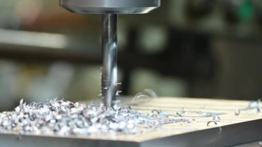 Sıvı soğutucu metoduyla NC değirmen makinesinin delme işlemi. Değirmen makinesindeki metal çalışma konsepti..