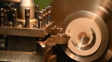 Ağır çekim torna makinesi kaba metal parçaları. Makineyi döndürerek metal işleme süreci.