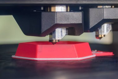 Hızlı prototip yöntemiyle yüksek teknoloji üretim süreci. Sahneyi kapat 3D yazıcı makinesinin katkı maddesi imalatı. 