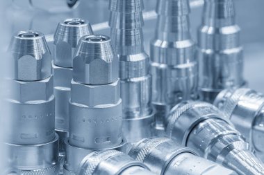 Sahneyi kapatın. Açık mavi sahnedeki hızlı çıkış eşleşmesi. Soğutma borusu birleştirme kavramları. 