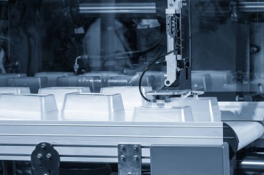 Olay yeri malzemelerini kapatın. Enjeksiyon makinesinden gıda konteynırını robot sistemle kontrol edin. Plastik enjeksiyon küf makinesinden otomatik sistem tarafından yapılan yiyecek kutusu üretim süreci.