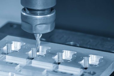 CNC değirmen makinesi yüksek hassasiyetle alüminyum jig parçalarını açık mavi sahnede düz burun değirmeni ile kesiyor. Kare ucu değirmen aracı ile makine merkezi ile kalıp parçaları kesme işlemi.