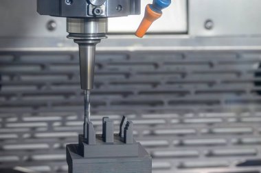 CNC değirmen makinesi grafit elektrot parçalarını düz düz burun değirmeni aletiyle kesiyor. CNC makine merkezi tarafından üretilen kalıp ve ölüm süreci.