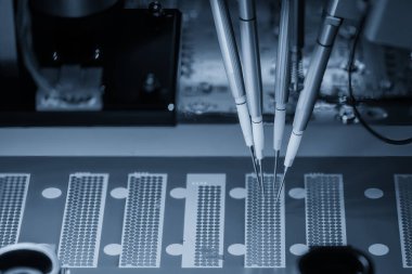 Açık mavi sahnede yüksek hızlı otomatik robot sistemi tarafından PCB panosu kontrol ediliyor. Robotik sistem tarafından yüksek teknolojili elektronik bileşen üretim süreci. 