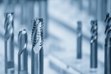 Yakın çekim sahnesi. Açık mavi sahnedeki kaba kesici değirmen aletleri. Makine merkezi için kesme aracı.