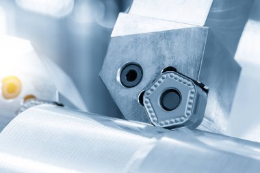 CNC Torna Makinesi için açık mavi sahnede çip yerleştirme aracı sahne kapatın. CNC dönüşüm makinesinin yüksek teknolojili metal işlemesi .