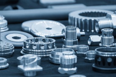 Açık mavi sahnedeki yüksek hassasiyetli parçalardan oluşan grubu kapatıyoruz. Küf ve ölüm standart parça üretim konsepti.