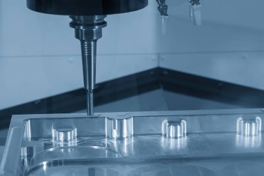 CNC değirmen makinesi alüminyum parçalarını açık mavi sahnede düz burun değirmeni aletleriyle kesti. Kalıplar ve ölüm üretim süreci, son değirmen araçları ile makine merkezi tarafından.