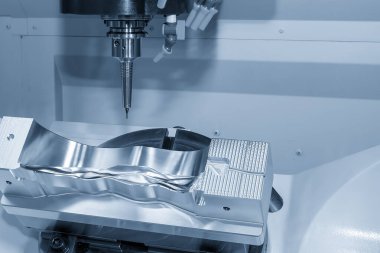 Açık mavi sahnede, 5 eksenli CNC değirmen makinesi sert top burun değirmeni ile küf parçası kesiyor. Küf parçaları, çok eksenli makine merkezi tarafından katı top ucu değirmeni ile kesme işlemi.