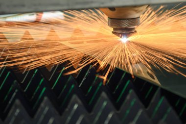 Fiber lazer kesme makinesi parlak ışıkla metal plakayı kesti. Lazer kesme makinesinin yüksek teknoloji metal üretim süreci.. 