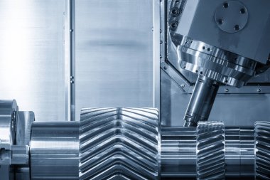 CNC 'nin çoklu görev teçhizatı metal şaft kısmını açık mavi sahnede indekslenebilir aletle kesiyor. CNC programı tarafından kontrol edilen yüksek otomotiv parçaları kesme makinesi.