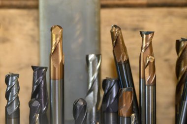 Yakın çekim sahnesi. Kullanılmış kaplama topu burun değirmeni aletleri grubu. Makine merkezi için yıpranmış top burun değirmeni kesici..