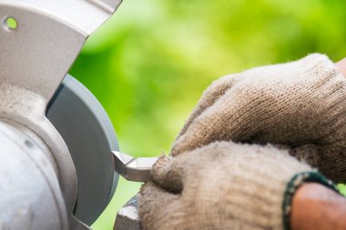 Dönüş aracı elle işleme göre yeniden öğütme işlemi. Makine operatörü aracı yeniden öğütme. 