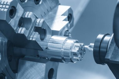 CNC torna makinesinin metal şaft parçaları üzerindeki delme işlemi açık mavi sahne merkez matkap. CNC dönüşüm makinesiyle çalışan yüksek teknoloji metali.