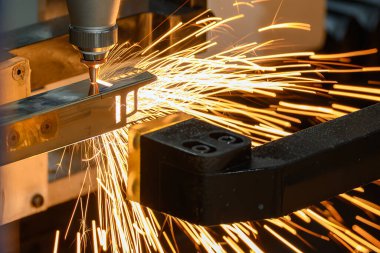 Sahneyi kapatın, fiber lazer kesme makinesi kare şeklindeki paslanmaz çelik tüpü parlak ışıkla kesti. Lazer kesme makinesinin yüksek teknoloji metal üretim süreci.. 