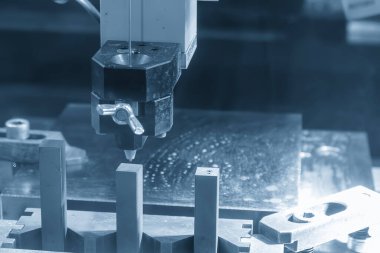 Açık mavi sahnede süper sondaj makinesi operasyonu. Süper sondaj EDM tarafından yapılan küçük delik delme işlemi.