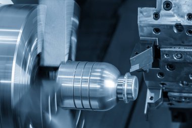 Açık mavi sahnede CNC torna makinesi için kaplama yonga aracı kapatın. CNC dönüşüm makinesinin yüksek teknolojili metal işlemesi .