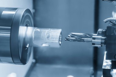 CNC Torna Makinası tipi İsviçre tipi delik açık mavi sahnedeki metal tüp parçalarını kesiyor. CNC dönüşüm makinesinin yüksek teknolojili metal işlemesi .