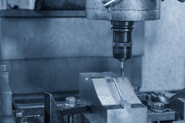 CNC değirmen makinesi açık mavi sahnede sert top burun değirmeni ile küf parçası kesiyor. Kalıplar, sert top değirmeni ile makine merkeziyle kesme işlemi yapıyor.