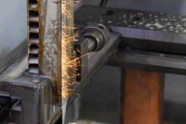 Kablo EDM makinesinin kalıpları kestiği yakın çekim sahnesi. Sahneyi kapat die kesme işlemini CNC programı tarafından kontrol edilen EDM makinesiyle başlat. 