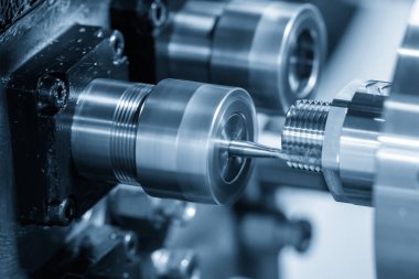 Açık mavi sahnede, çoklu görev CNC torna makinesi İsviçre tipi dış iplik kesme işlemi iplik değirmeni aracı ile. CNC dönüşüm makinesinin yüksek teknolojili metal işlemesi.