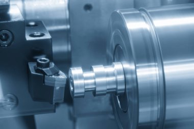 CNC torna makinesi, açık mavi sahnedeki kamera şaftı parçalarını kesiyor. CNC dönüşüm makinesinin yüksek teknolojili metal işlemesi .