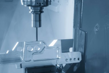 5 eksenli CNC değirmen makinesi, açık mavi sahnede havacılık kısmını sert top değirmeni ile kesiyor. CNC Torna 'nın yüksek teknoloji otomotiv parçası üretim süreci.