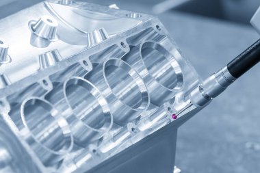 Açık mavi sahnede alüminyum silindir blok parçalarını ölçen çok eksenli CMM makinesi. Çoklu eksen CMM makinesi ile otomotiv parçalarının kalite kontrolü