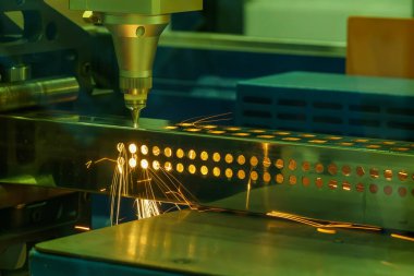 Fiber lazer kesme makinesi kare şeklindeki paslanmaz çelik tüpü parlak ışıkla kesti. Lazer kesme makinesinin yüksek teknoloji metal üretim süreci.. 