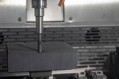 CNC değirmen makinesi düz burun değirmeni ile grafit elektrot parçalarını kaba kesiyor. CNC makine merkezi tarafından üretilen kalıp ve ölüm süreci.