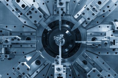 Açık mavi sahnede tel bobini yay yapma makinesini kapatın. Mekanik parça üretim konsepti.